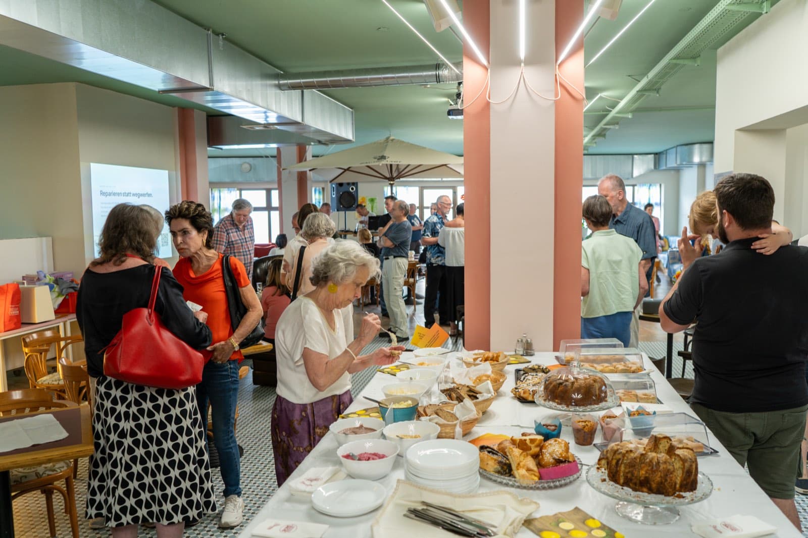 Langes Buffet mit Kuchen und Aufstrichen bei der Eröffnung des Dialoghafens